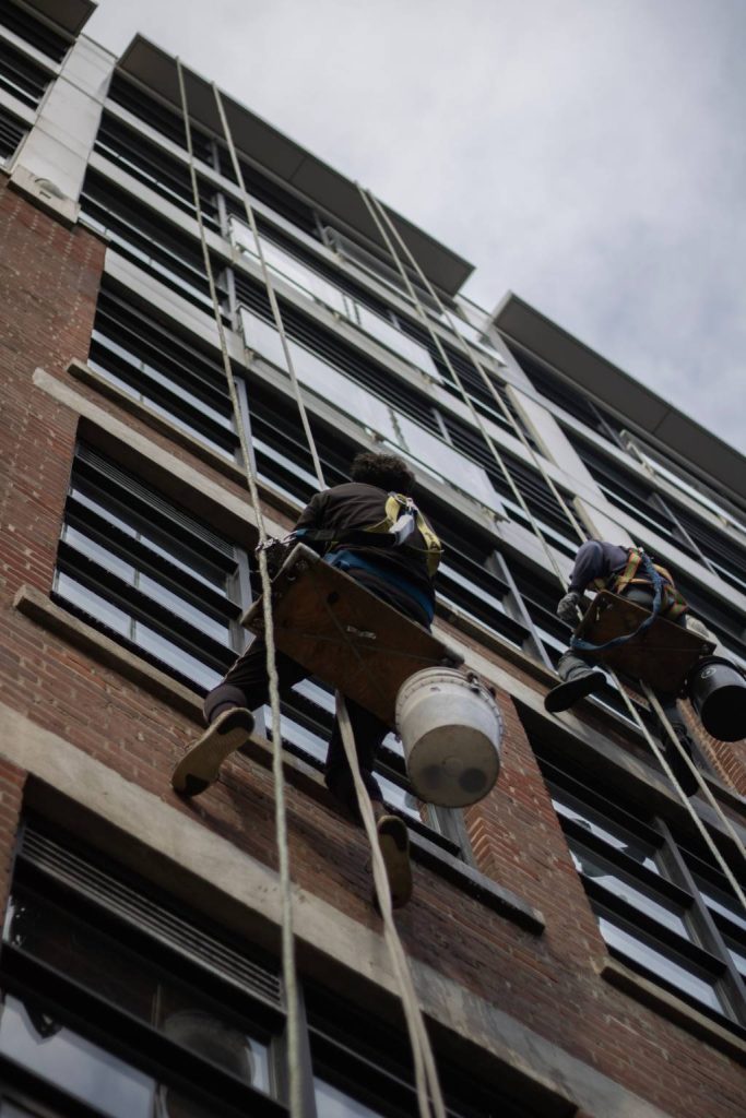 Comment assainir une façade après une intervention de dépigeonnage à paris