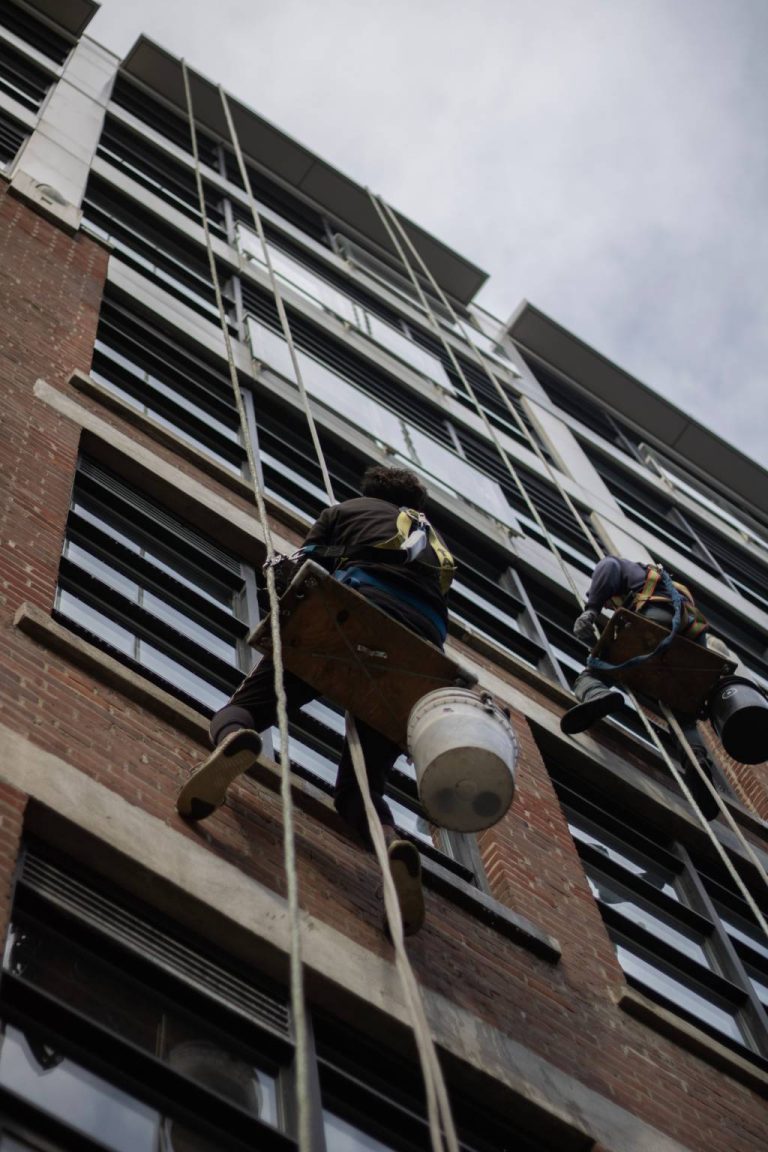 Comment assainir une façade après une intervention de dépigeonnage à paris