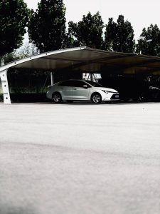 Installer un carport à Rennes : avantages, réglementations et conseils pratiques