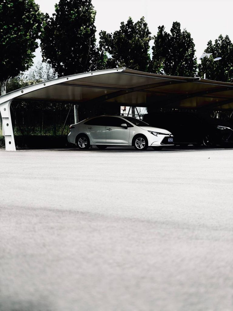 Installer un carport à Rennes : avantages, réglementations et conseils pratiques